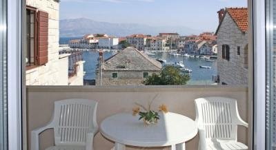 Apartments Paulina, private accommodation in city Postira, Croatia